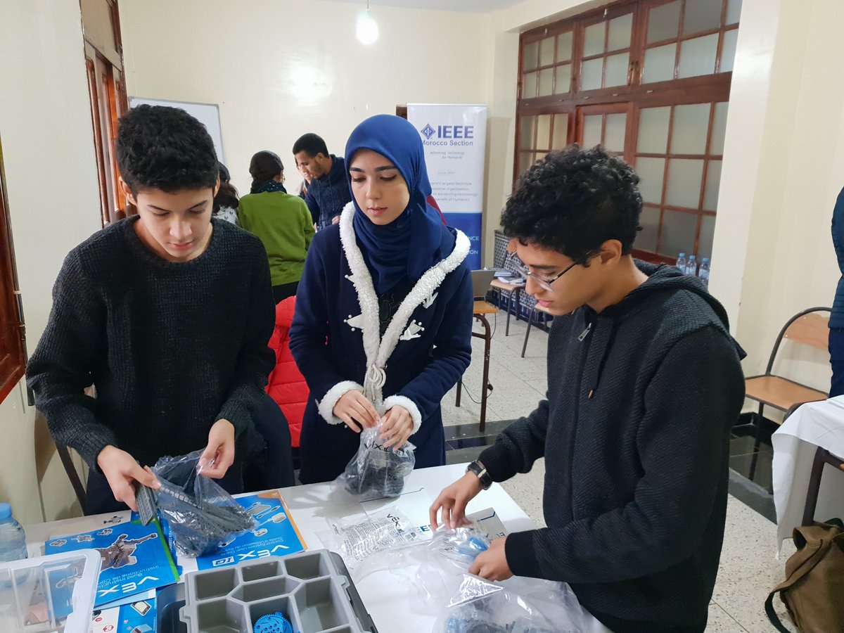 IEEEMJI's tweet image. The First ever IEEE Morocco Junior Innovators organizing the VEXIQ training in Fez. Day was a lot of fun, see you Tomorrow 😀 #IEEEMorocco @VEXRobotics #VEXRobotics #Fez