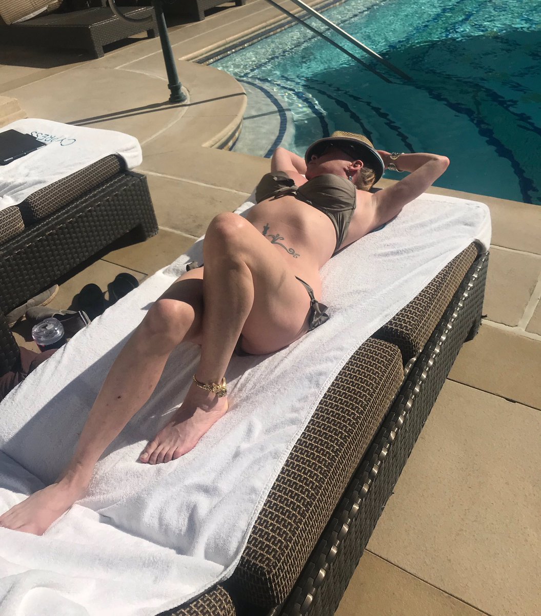 dahliadivinepdx's tweet photo. #poolsideslut https://t.co/xfX15yhZSe