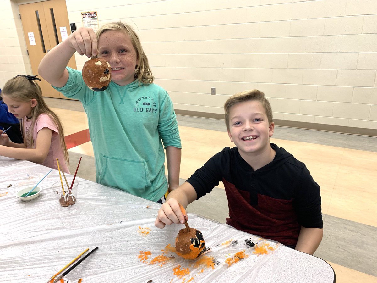 Luce_Elementary's tweet photo. 4th grade painted pumpkins today! https://t.co/k6YZo6HfYf