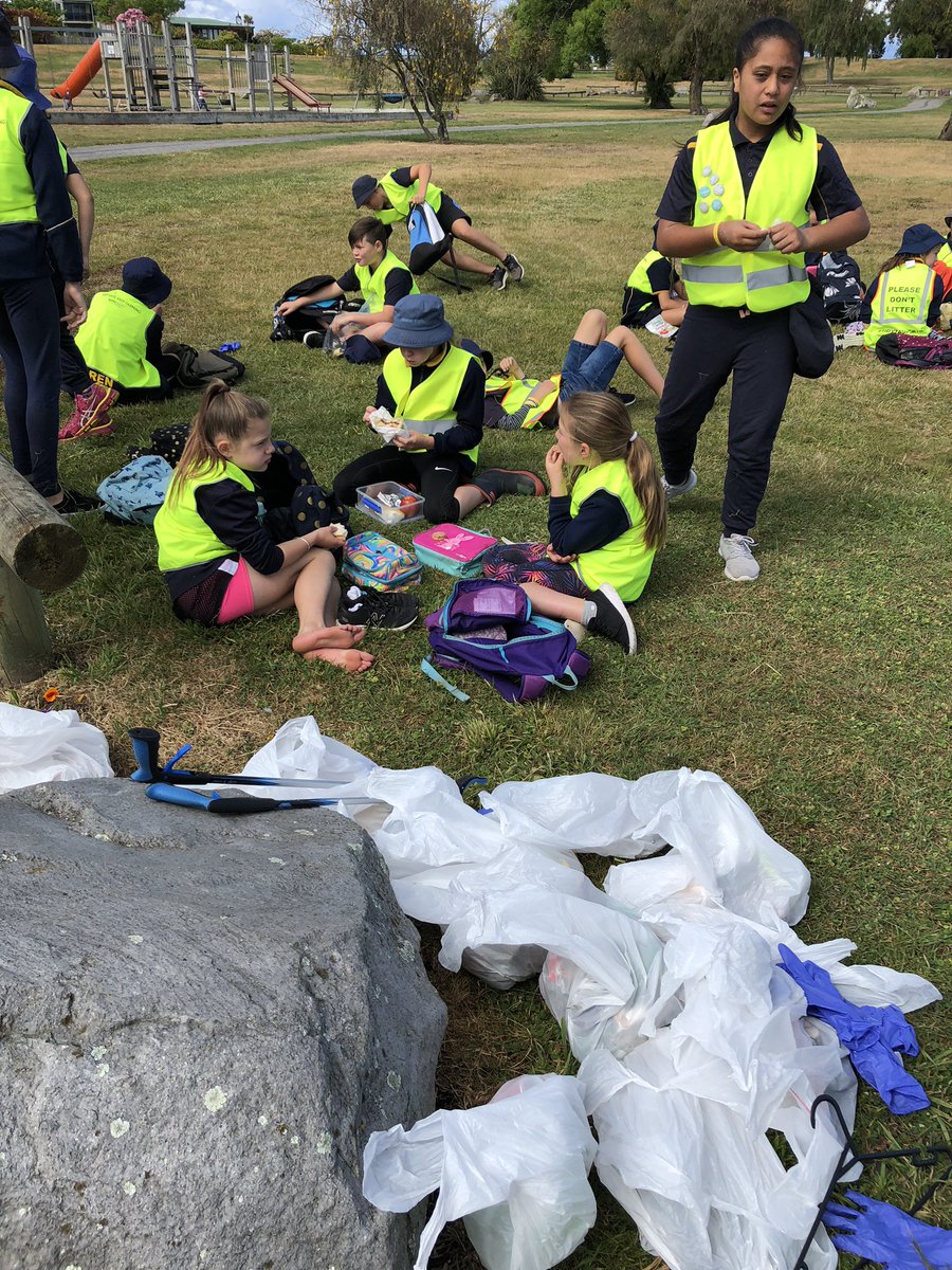 Wairakei Primary School our picking up litter at Wharewaka Point, Taupō as part of our Genius Hour program in conjunction with School Kit and the Student Volunteer Army. #schoolkit #wpstaupo #svaschools