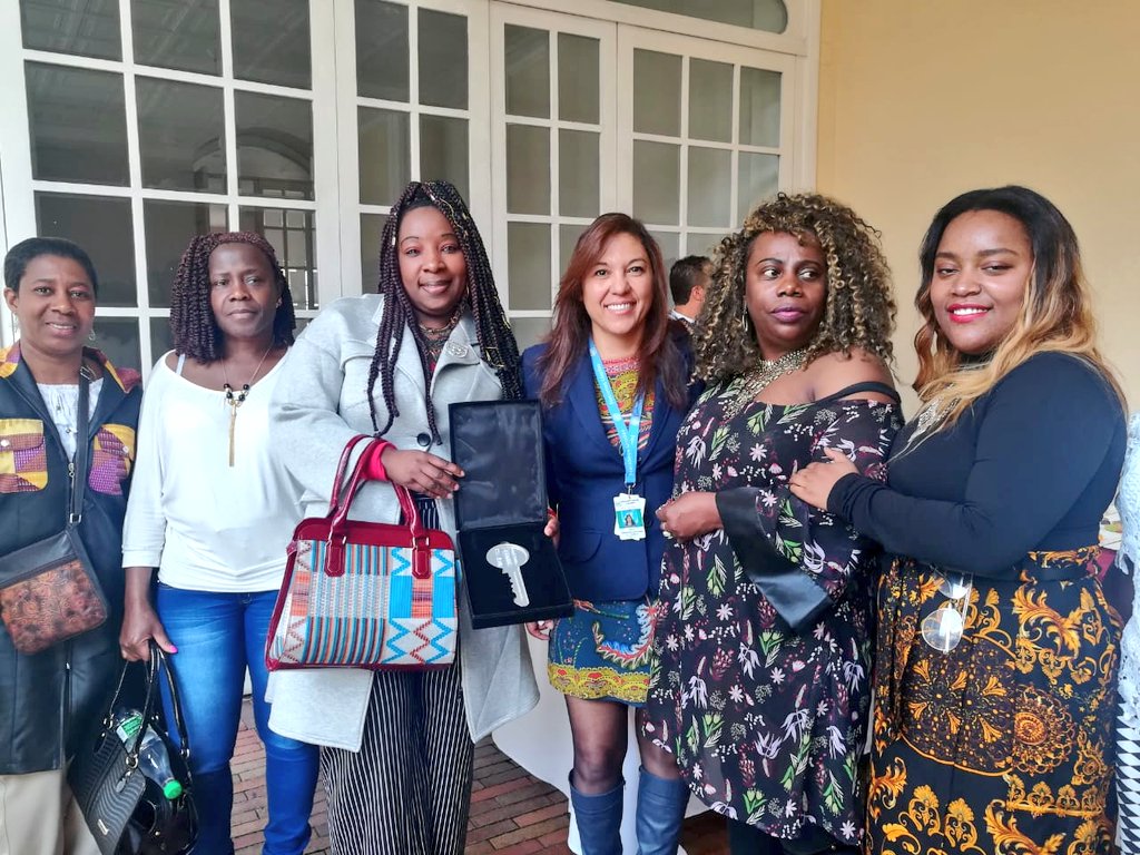 PnudColombia's tweet photo. La Alta Consejería para los Derechos de las Víctimas, la Paz y la Reconciliación de la Alcaldía de @Bogota y la @UnidadVictimas hicieron entrega de casa-sede a @Afromupaz como medida de reparación. Allí funcionarán un restaurante y un emprendimiento de confecciones #SumandoPaz https://t.co/q5Svhtv7wG