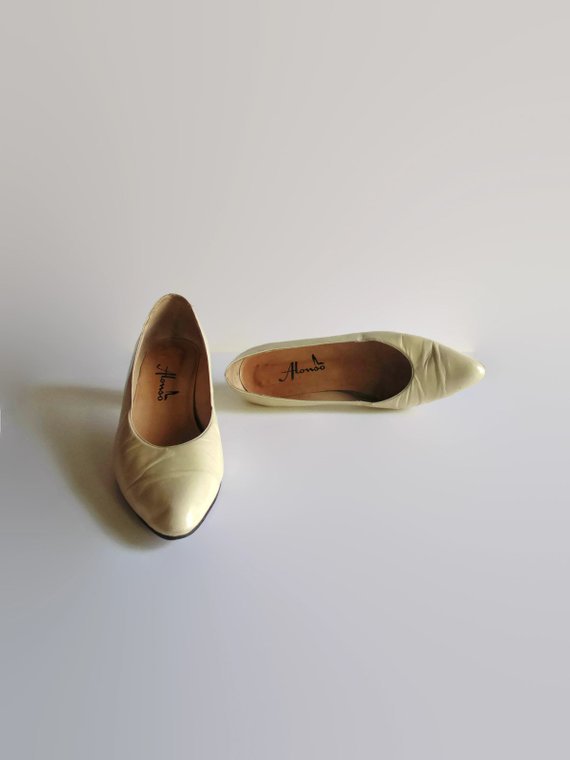 marianaypaula's tweet photo. Antique White Leather Pumps #AntiqueWhite #SummerShoes #DressShoes #90sShoes #WomensShoes #ForHer #PumpsShoes #StilettoHeels #LeatherShoes #GenuineLeather 
$50.00
➤ https://t.co/qgluSlcyYr
via @outfy https://t.co/Ijcc4PcUA7