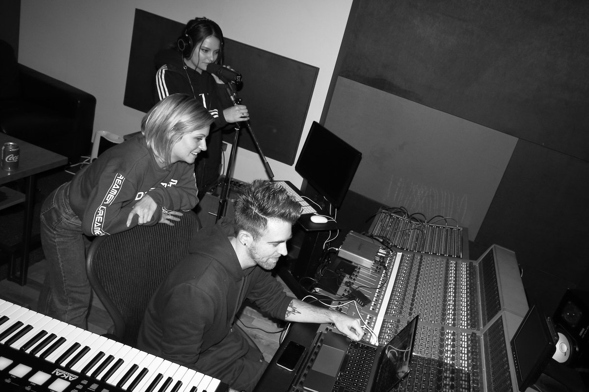 SAC_Songworks's tweet photo. Day 2, Studio 1! #ProSongWorksTO @SlaightMusic @SOCANFoundation @CdnHeritage https://t.co/gaP0LkYwvA