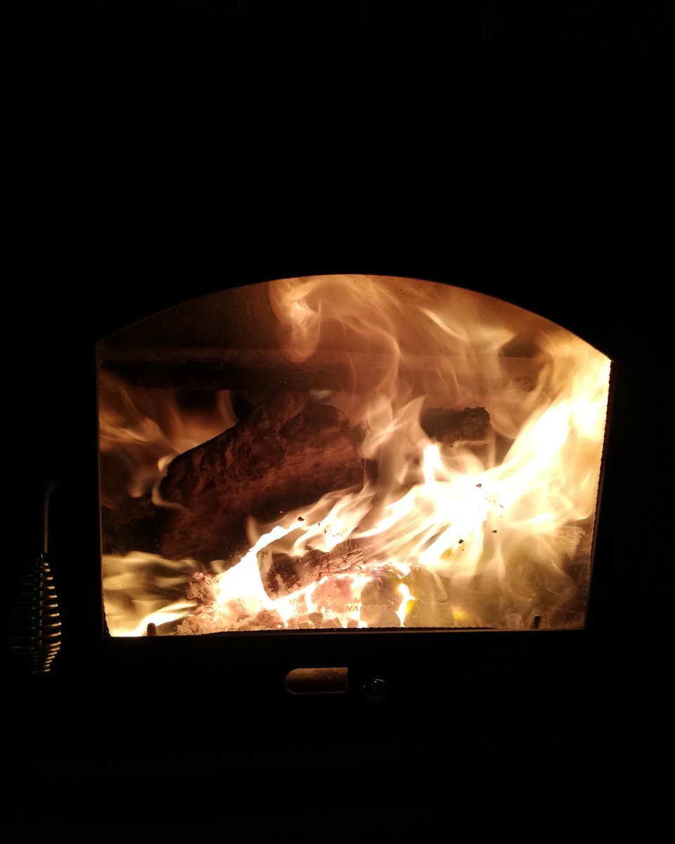 luisaludable's tweet photo. Contemplando el fuego a oscuras, me pierdo entre mis pensamientos y locuras de una mente libre que anhela sueños.
#lumbre🔥 #reinventarse #pensamientospositivos💭😌 https://t.co/Ne7zf4Sd0h