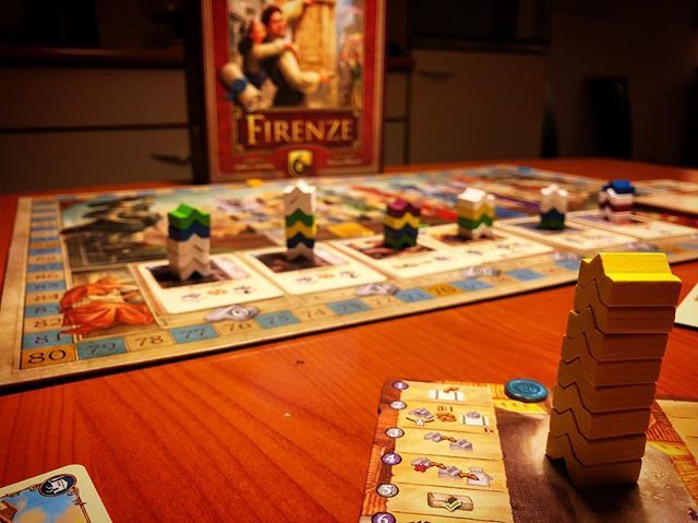 GrisuSpielteufl's tweet photo. #Firenze ist ein altes Spiel von #andreassteding, dass @quinedgames neuaufgelegt hat. Die erste Partie gefiel uns. Hier muss man schon ordentlich aufpassen, dass man die Balkone &amp; den Gegner nicht außer Acht lässt. #MichaelMenzel hat hier wieder ein stim… https://t.co/dNwEIpQec0 https://t.co/WwN0QoEBPO