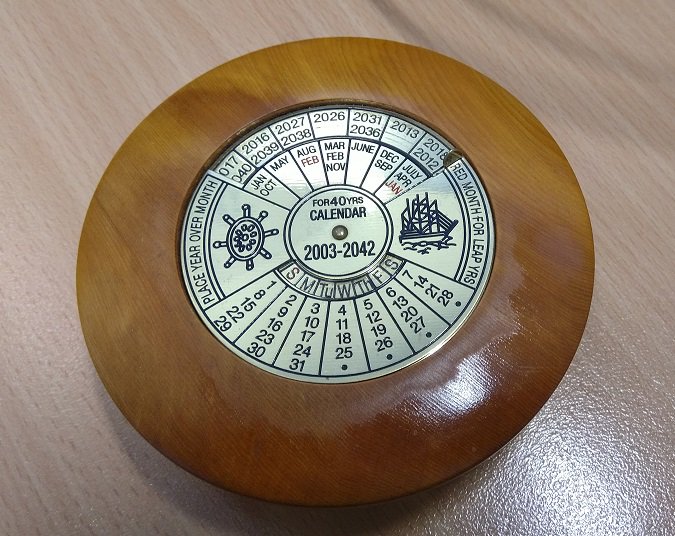 Valley_Software's tweet photo. @sehurlburt I have a similar reaction to Myrtle and Pine sents. 
I keep a little #HuonPine and #Myrtle wooden calendar on my desk for grounding.
As an added bonus; I find the calendar mechinism fascinating in both cleverness and simplicity. https://t.co/akHWc1OwSV