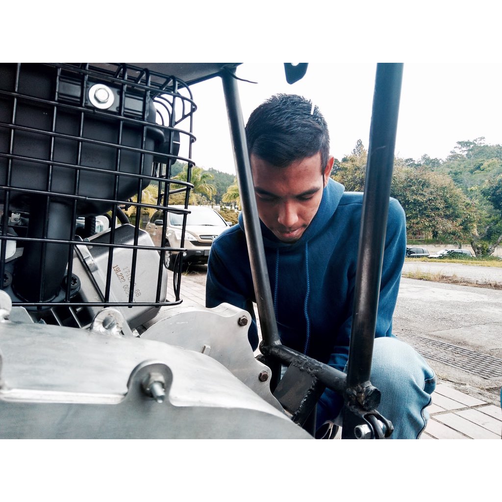 BajaUSB's tweet photo. Trabajando en el prototipo #53 (1/3)

Miguel Morillo - Jefe de electrónica 
#bajasae #mecanica #usb #uesebista https://t.co/oASWjjcsRw