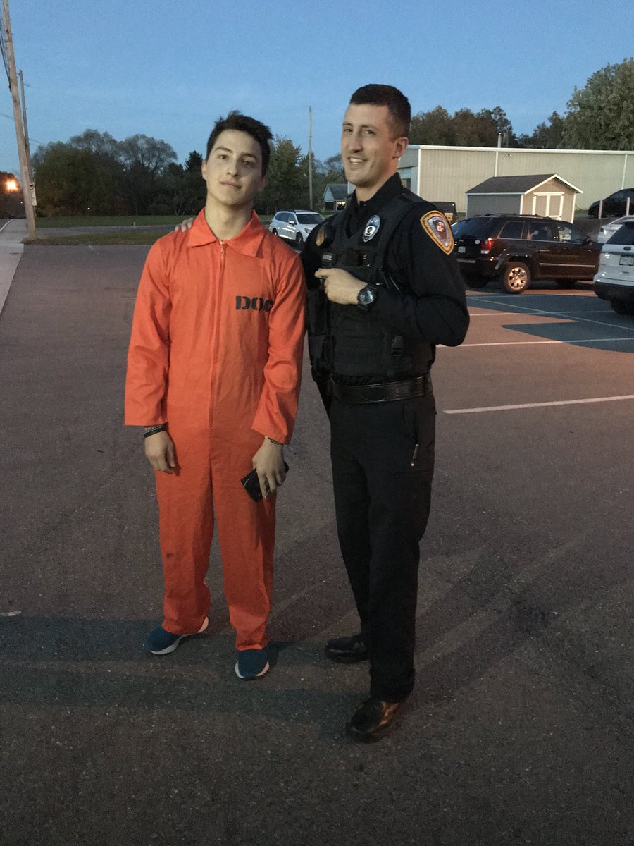 mac_coleman's tweet photo. my mom’s run club had a costume night tonight. i was jogging alone in town and someone actually called the cops on me. happy halloween to me 😂 https://t.co/RPNAp6UBzv