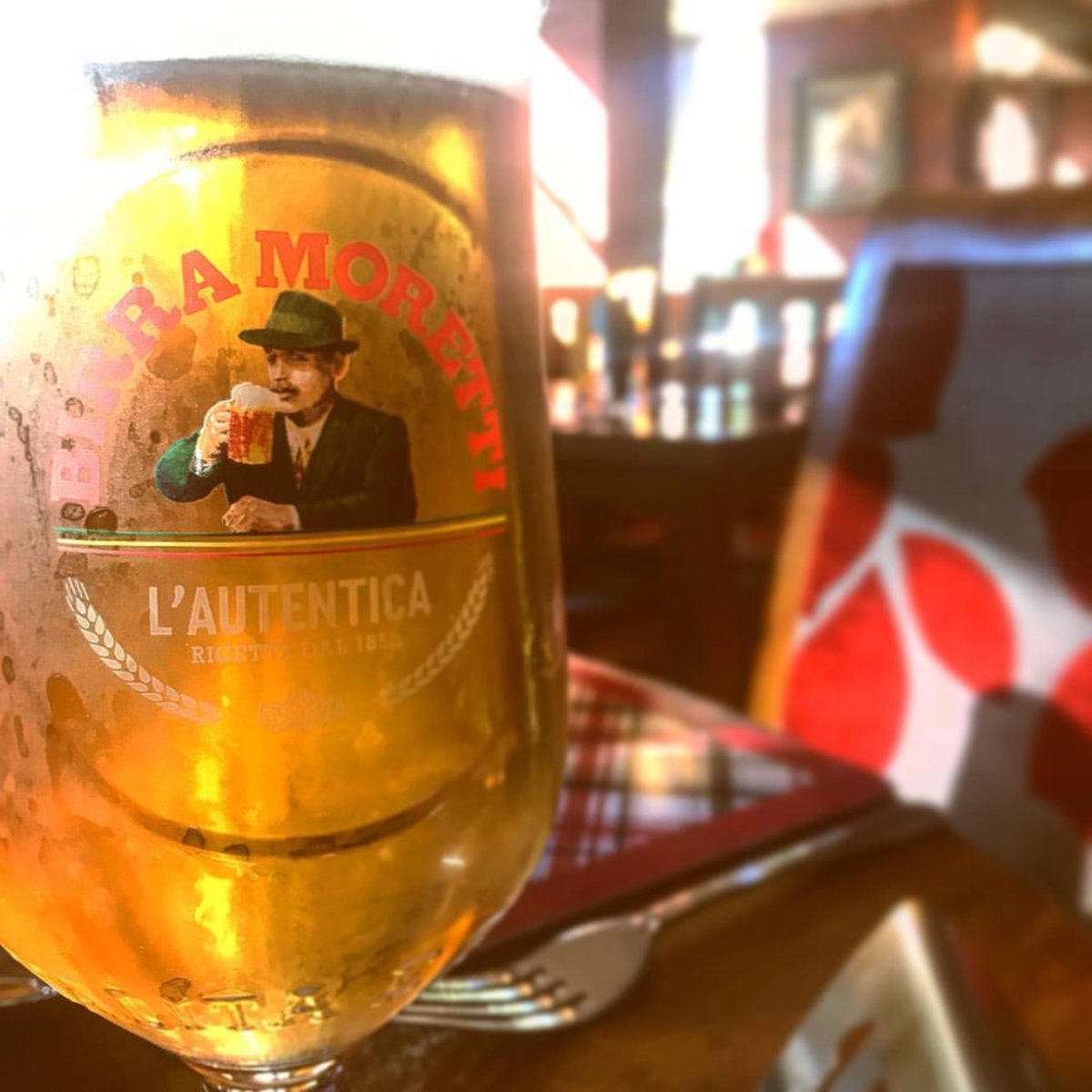 A dinner time essential. What's your dinner tradition?

#MorettiUSA #Beer #Dinner #Tradition