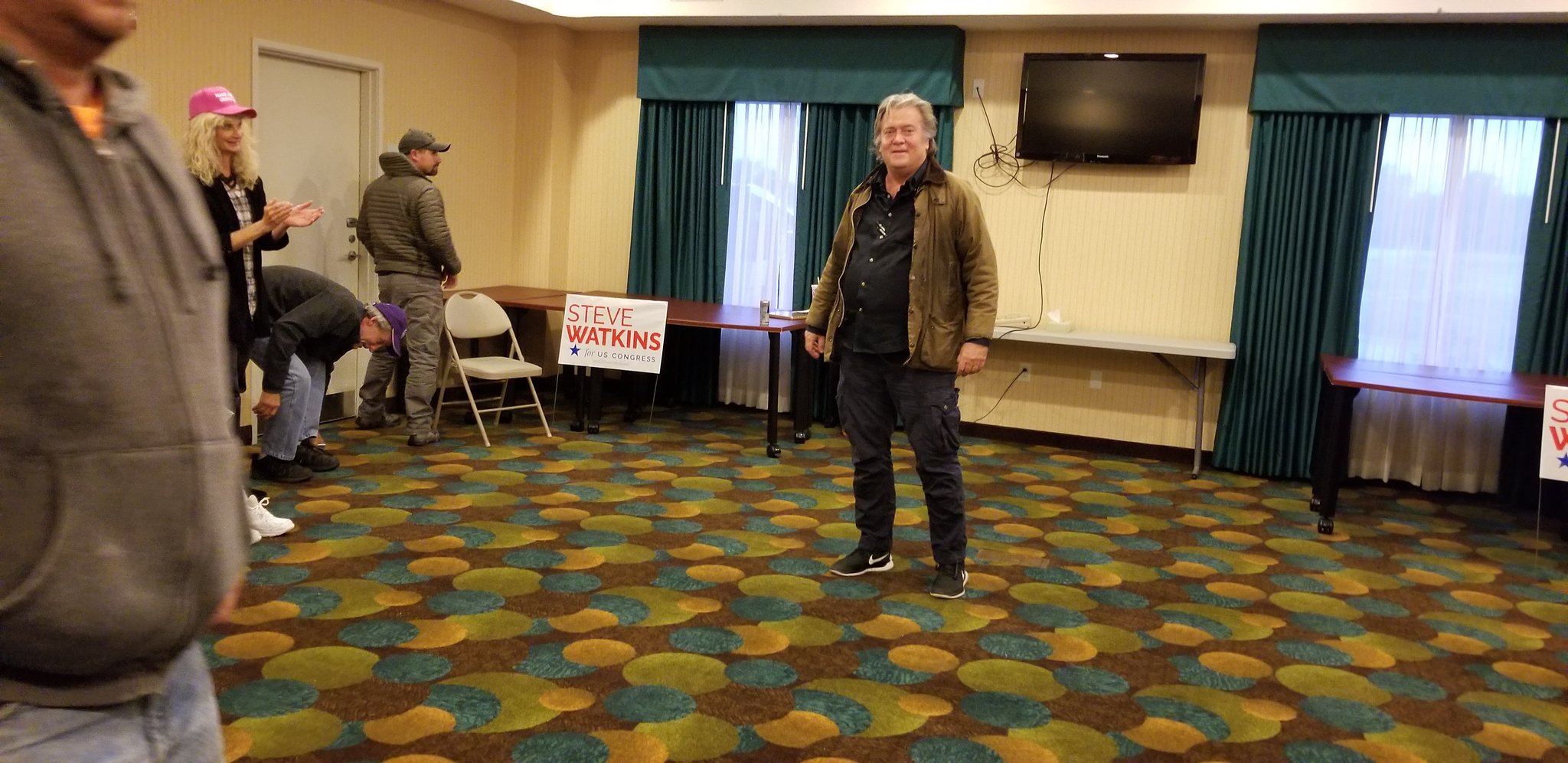 DqypOS1U4AAh-fP.jpg:large