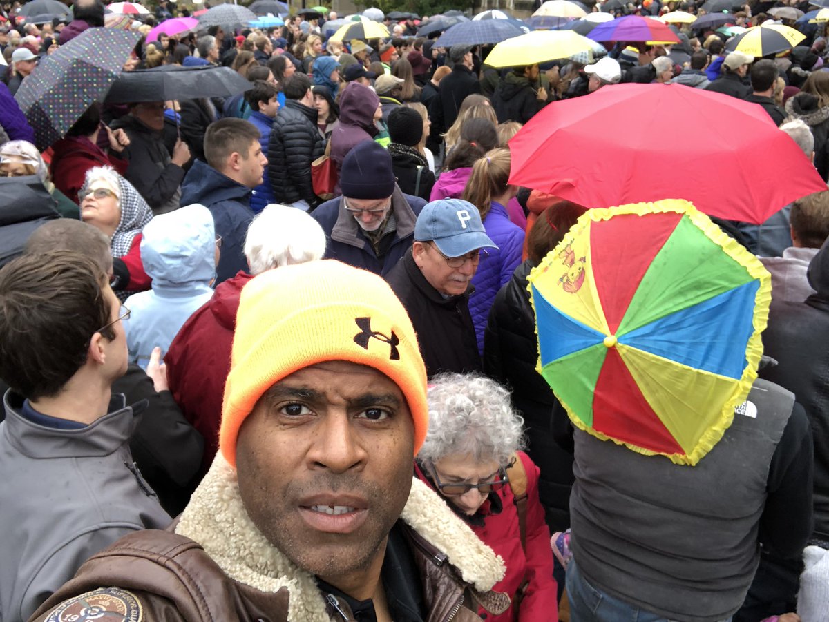 PastorDimasNYC's tweet image. In Pittsburgh bringing hope to the victims. #Hatewon’twin