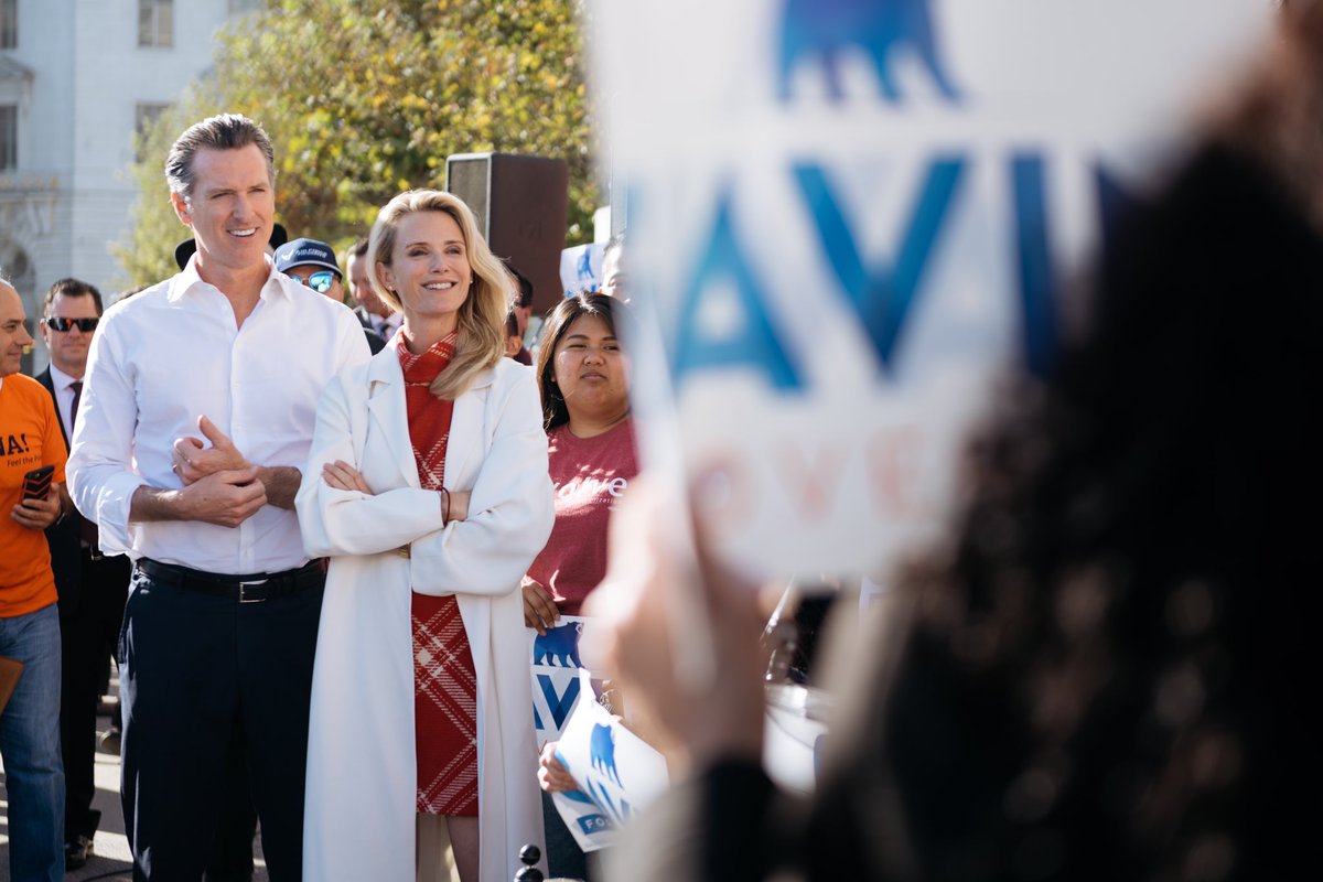 JenSiebelNewsom's tweet image. So excited to be back on the bus and traveling across our beautiful state — it’s more important than ever to stand up for California’s values - so let’s get out the vote and make sure our voices are heard! 7 more days! #BlueCA