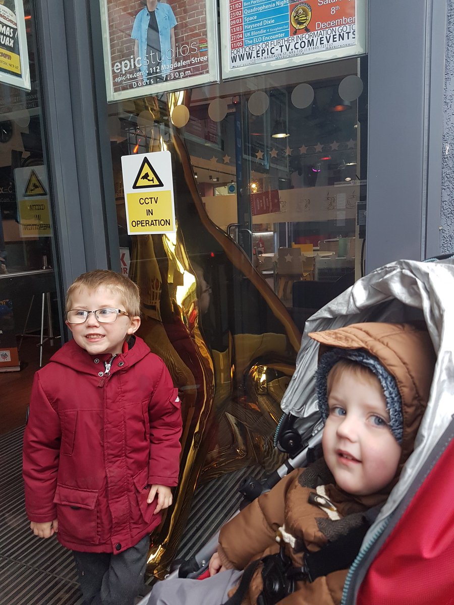 Warrior_Hamster's tweet image. Look who we spotted 😉 @break_charity  @GoGoHares2018.... Only Oscars favourite hare Osc-hare, almost on our doorstep!! @EPICNorwich Please says he's staying 😄