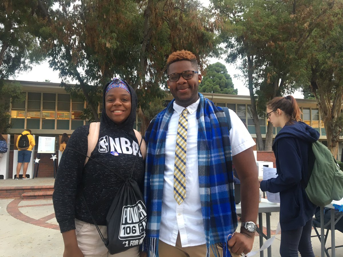 Early shift when all the cool teachers and kids showed up! #RoyaltyVoting #MorningCrew <a href="/MsTinaBraswell/">Christina Braswell Rotkin</a> #ProudtobeLBUSD