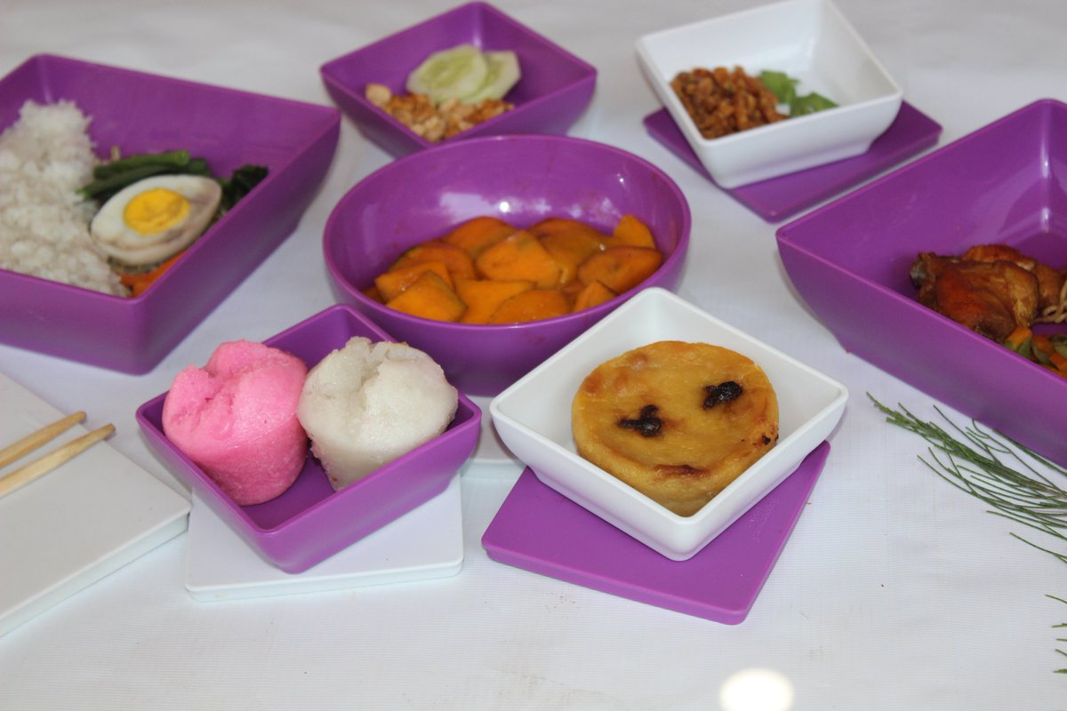 ViolinDian's tweet photo. Hallo @tupperwareID
Ini sarapan pagiku hasil dari tangan kreatif mama dan aku. Pake #TupperwareIchigoCompleteSet tatanan meja jadi cantik dan rapi, makanpun jadi lahap π
#PakeTupperware
#IchigoCompleteSet
#ZenServingChallenge https://t.co/77SSj4ob6Y