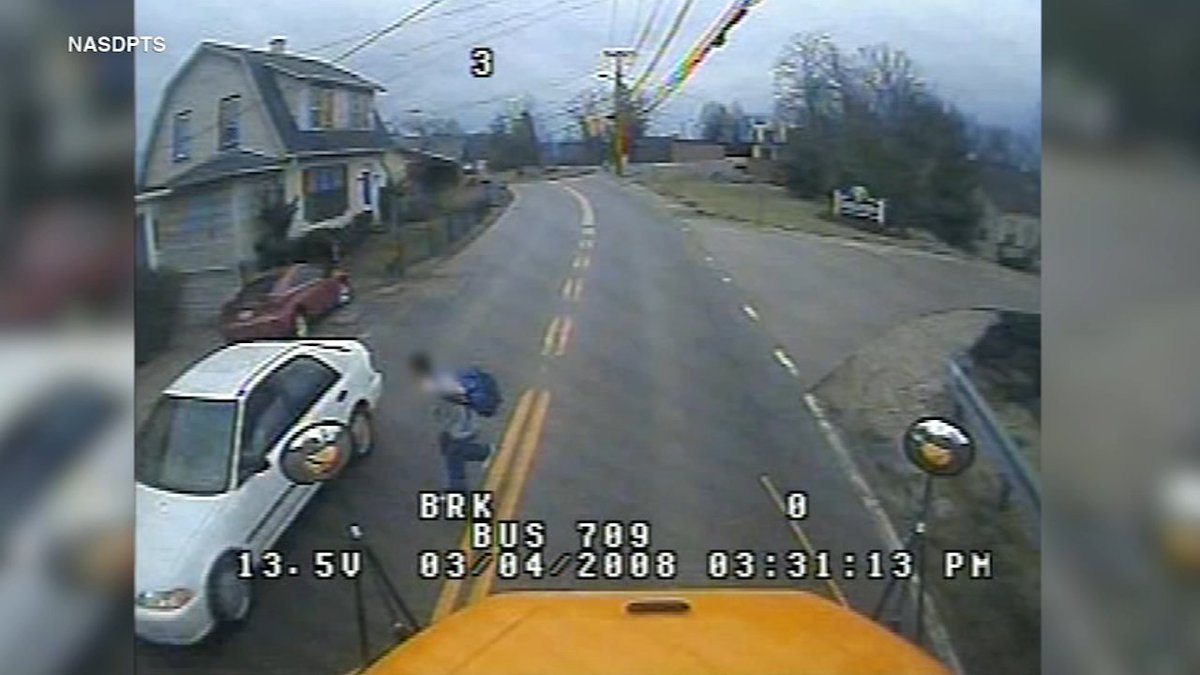 Staggering numbers of motorists ignore school bus warnings. Check out the I-Team report: abc7.ws/2yGq8bc
