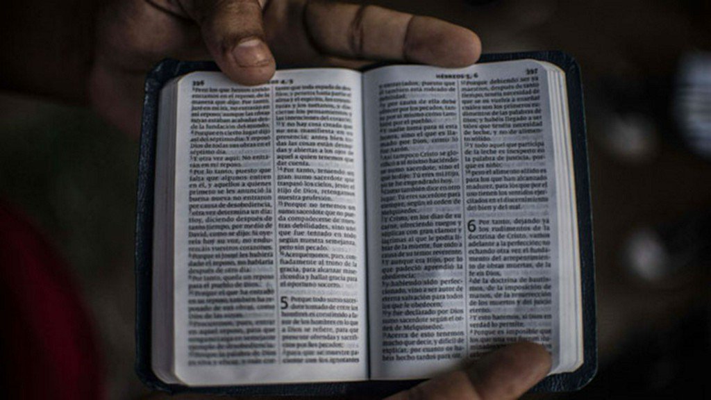 Photos: Caravan migrants describe most valuable thing they carry on.kgw.com/2CPouam