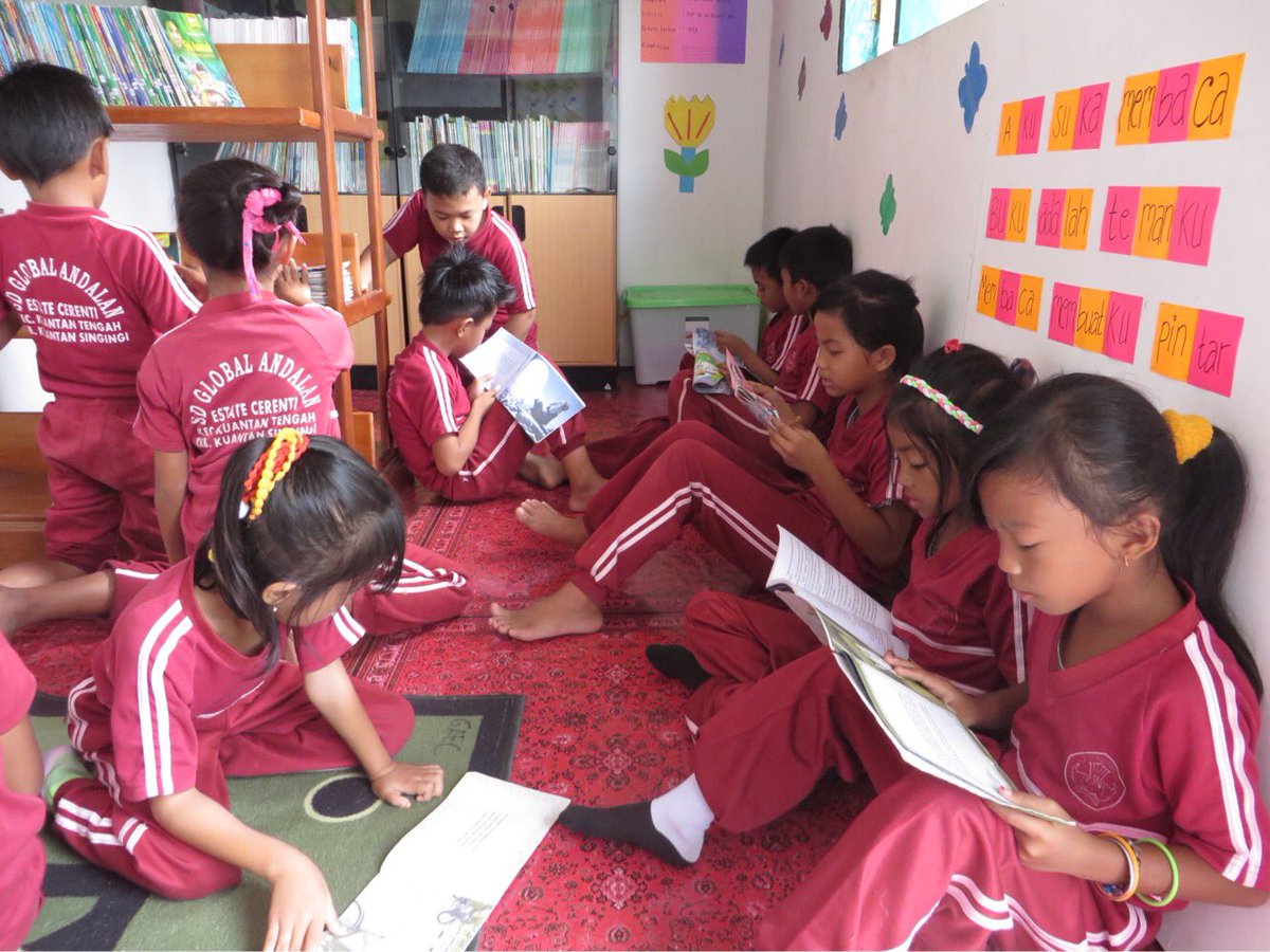 Walaupun berada di pedesaan, SDN 173 Tanjung Benanak, Jambi mengembangkan program #budayabaca secara konsisten. Setiap hari selama 15 menit siswa difasilitasi membaca buku bacaan yang disukainya. 

#minatbaca