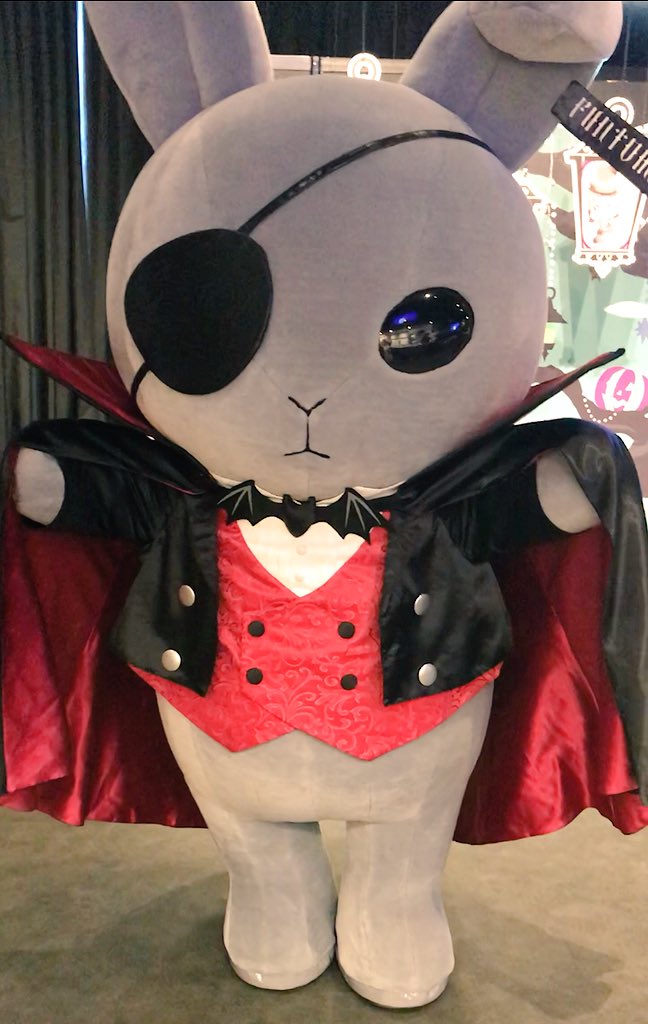 FuntomCafe's tweet photo. 🎃Happy Halloweennn👻
1ヶ月間開催してまいりました #黒執事 #Funtom_Cafe 〜Halloween Party〜、いよいよ本日最終日となりました😭😭
お越し頂く皆様は、思いっきり黒執事＋ハロウィンの世界観を満喫してくださいね✨
ハロウィンコスチュームのビターラビット君も見納めですよ〜🐰🦇 https://t.co/NNruxLSwJm