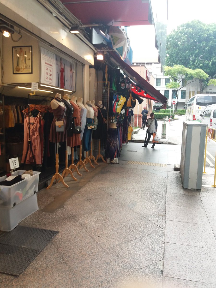 eko_pemimpi's tweet photo. Belanja dulu di daerah bugis - singapura. Disini harga nya murah2 loh. kita bisa borong sepuasnya. tpi ingat kondisi dompet iya..
HASTAG:
#xlgoizitour
#bloggerxl
#xlgoizi10negara
#mediagatheringxljabo2018
#timIZI1
@myXL_Jabo https://t.co/fSJAhr2M9K