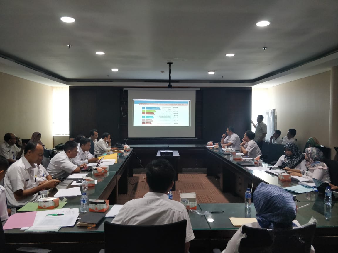 bappeda_pdg's tweet image. Rakor Evaluasi dan Sinkronisasi Bantuan Keuangan Kab/Kota Se-Provinsi Banten TA. 2018, Aula Rapat Biro Administrasi Pembangunan Daerah KP3B-Serang Banten (31/10)
@irnadim99 @TantoArban @Kurniahutama #P3ep #bappeda #pandeglang #PrayForJT610