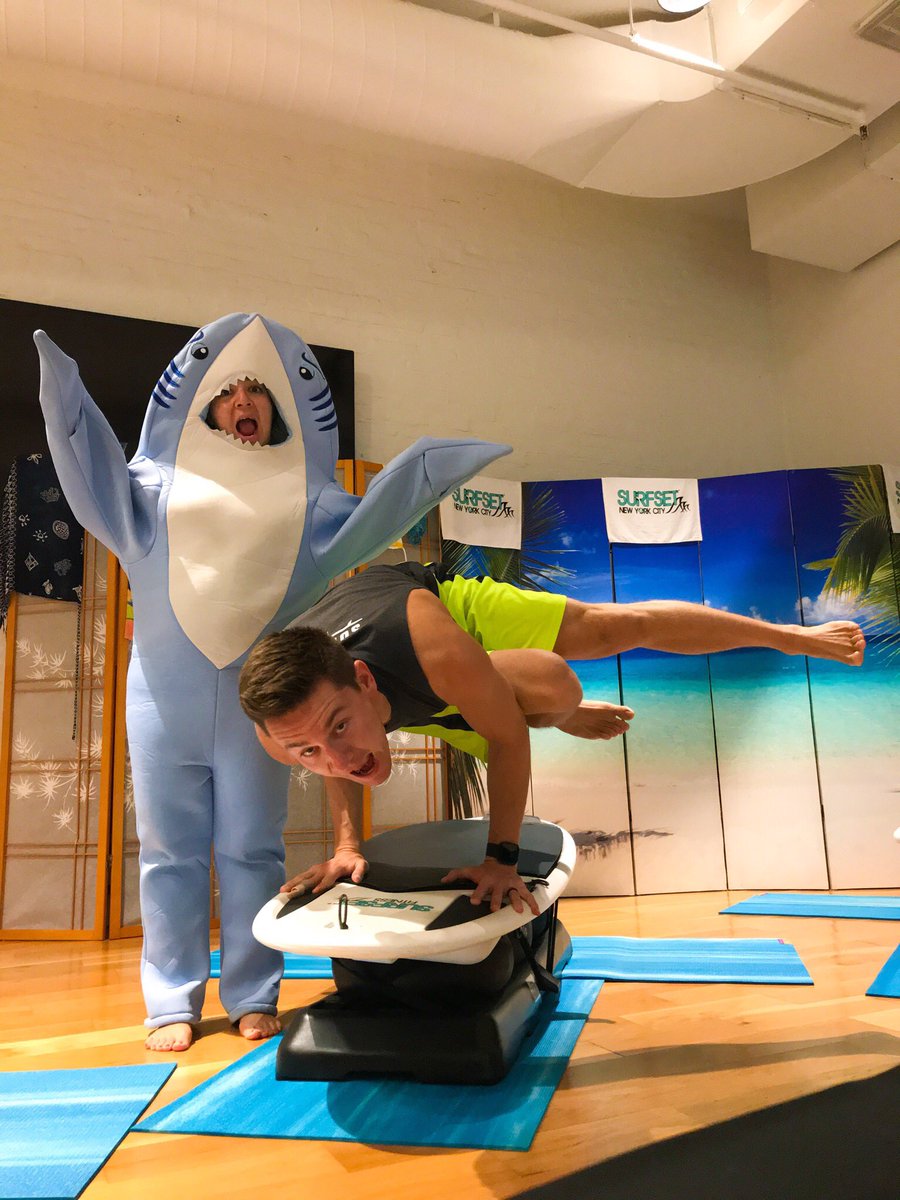 SurfsetNYC's tweet image. Challenge Move of the Week: Scary Side Crow 🦈 
.
By SURFSET Master Trainer @aaronthouvenin
.
(Beware of sharks at the studio this week! 🦈🎃👻)
#HappyHalloween2018 #sidecrow #snycchallenge
