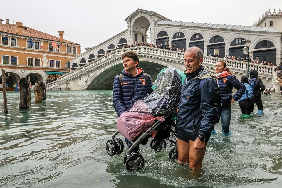 DANTEmag's tweet image. Venice floods. The canals a little bigger than normal.