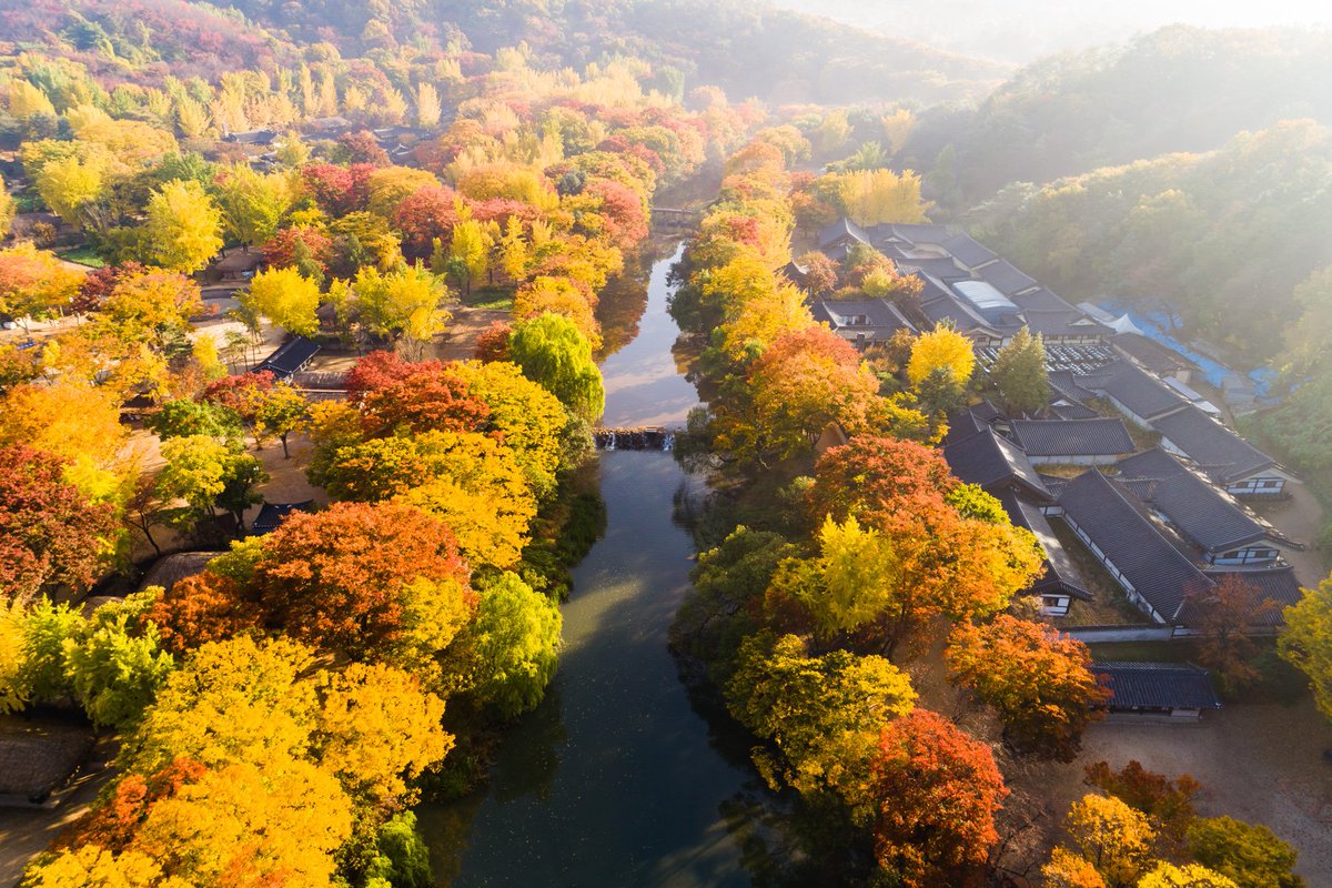 드론이란것을 날려보았사옵니다.

드론으로 본 민속촌은 가을 그 자체였사옵니다

#뷰가_엄청나요
#크으으으으으