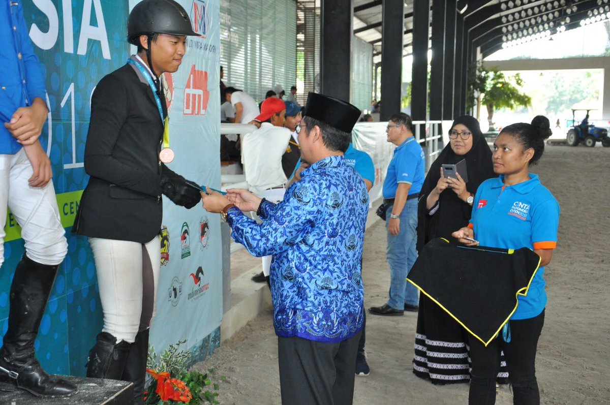 SMA_APM's tweet photo. Congratulations M. Akbar Kurniawan @makbarkk on Autumn 1st Place 🏆🥇, Nabila Putri Shariva on Calimba Dosol 2nd Place 🥈, and Franklyn Wibisono @thebestfrankie1251 on Potentila 3rd  Place 🥉, APM Show Jumping 110cm Junior, Cinta Indonesia Open 2018.
Congrats to all winner 😍👍🙏 https://t.co/bmkXCQMOKY