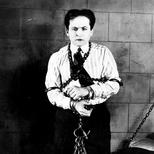 Legendary entertainer #HarryHoudini died #onthisday in 1926.

#otd #Houdini #magician #escapeartist #illusionist #stuntperformer #handcuffs #buriedalive #actor #vaudeville #historian #pilot #SocietyofAmericanMagicians #Freemason #HarryWeiss #EhrichWeiss #ErikWeisz #Halloween