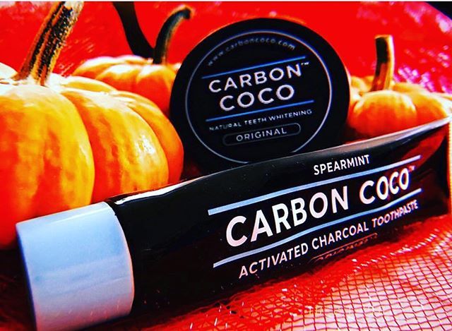 carboncocoau's tweet image. Happy Halloween, fam! 🎃 here’s a 48 hour treat for you: use the code HW25 to get 25% off! 🖤 #carboncoco #activatedcharcoal #teethwitheningkit 📷: @tatiyanaelias ift.tt/2Rr4KxU