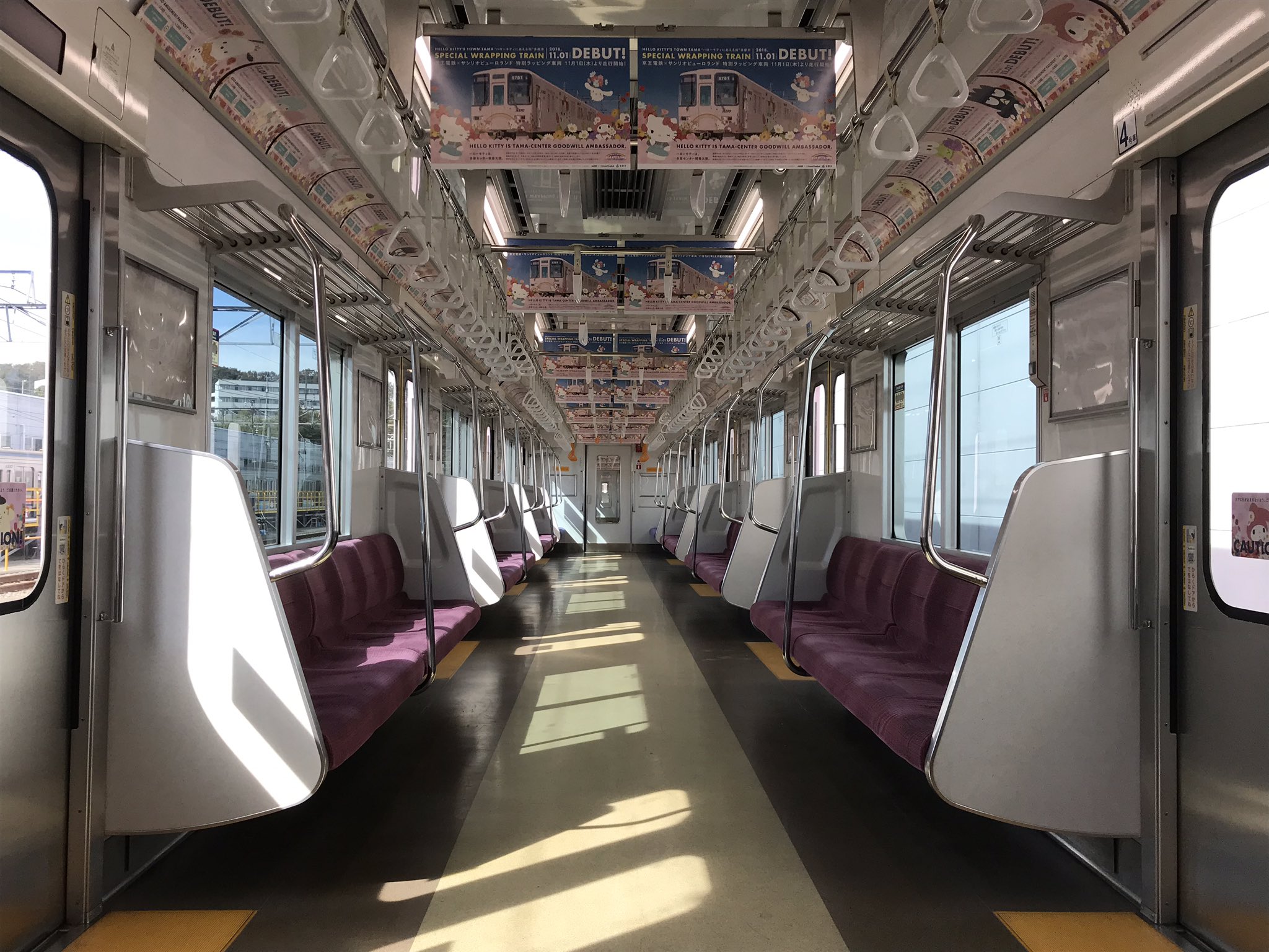鉄道ニュース マイナビニュース 京王電鉄9000系フルラッピングトレインの車内 ドア付近のステッカーにもサンリオキャラクターがいます 鉄道 鉄道ニュース 電車 京王線 京王9000系 京王電鉄 サンリオ ハローキティ サンリオピューロランド