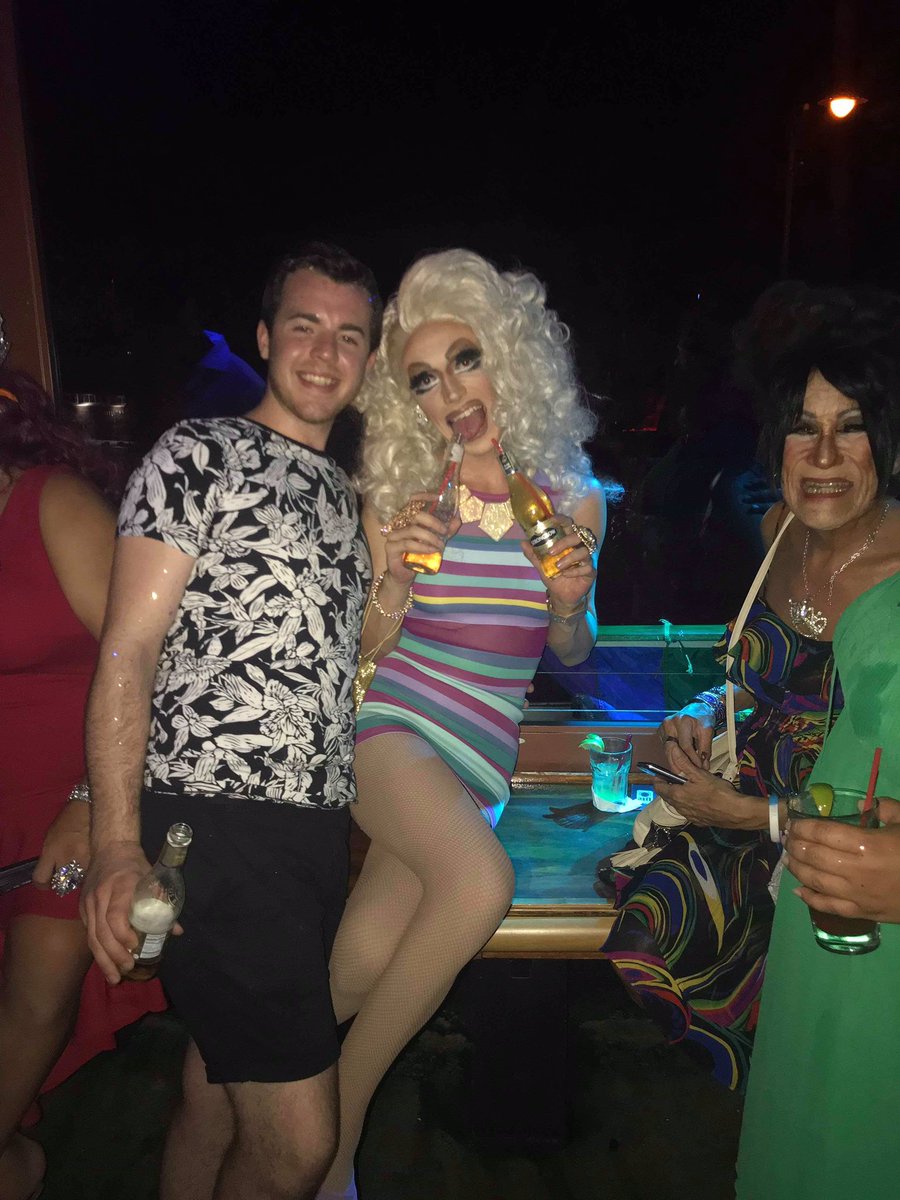JacobJTequila's tweet photo. International Queen 💁🏼♀️
#dragqueen #drag #dragqueenmakeup #dragqueensofinstagram #gay #gaydrag #gayhonolulu #gaywaikiki #gayoahu #gayhawaii #hawaiidrag #australiadrag #adelaidedrag #bragqueen https://t.co/hoRuZq2V8t
