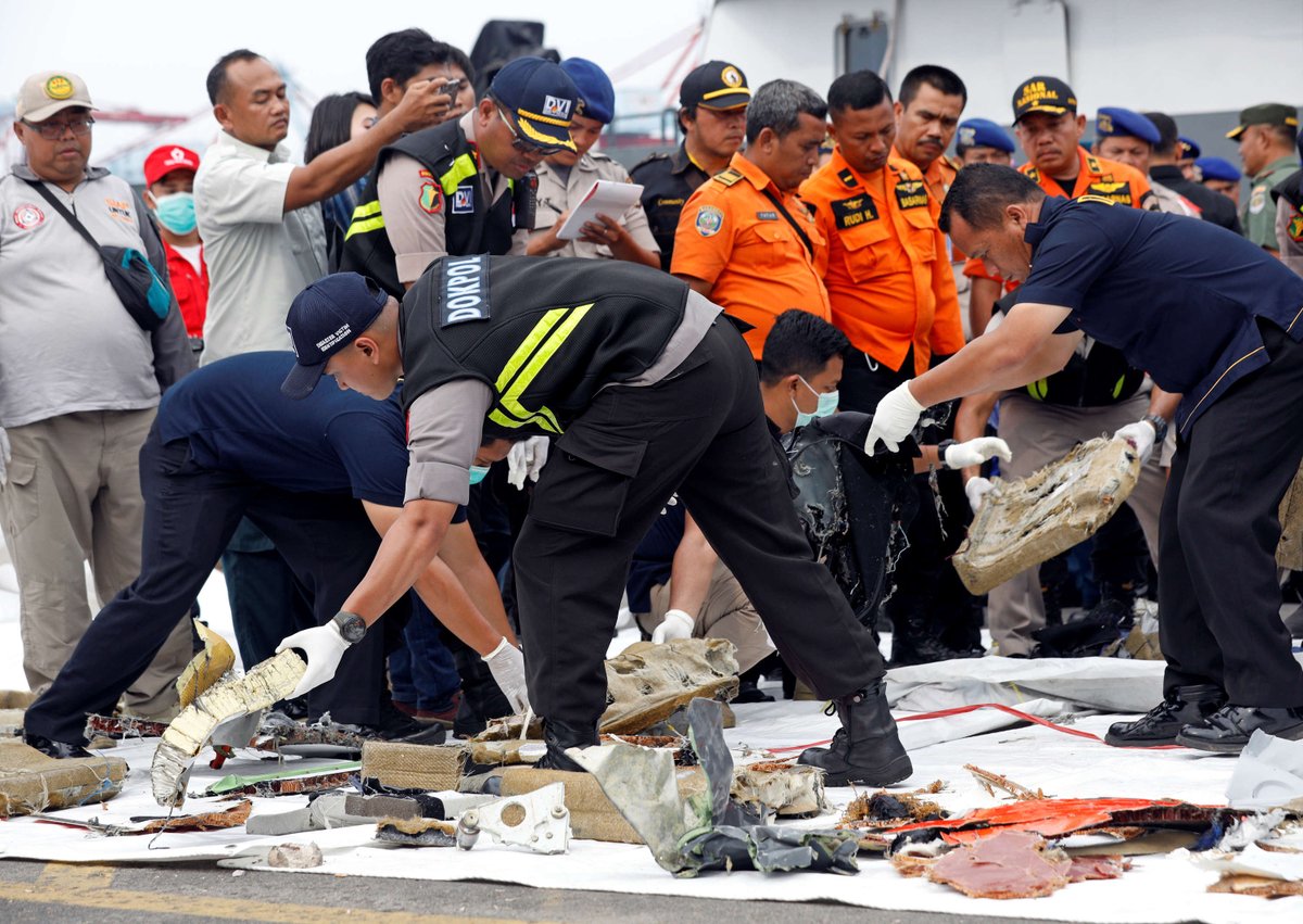 В индонезии разбился самолет