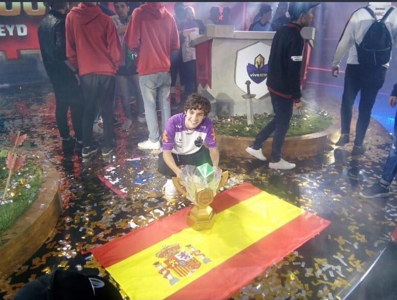 CANTEXCAMILO8's tweet photo. @Cream_EsportsGG @EsportsRoyaleES @supersoro @KeynesGG @SaanQueen @KojisanYT @KmanuS88 @LorenaLawliet @IchidanGG @RubinhoDeejay @DrekzeNN Lastima eran mis favoritos https://t.co/pe7kJLpK2m