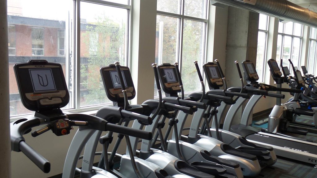 TRUEfitnesstech's tweet photo. Urbanite is defining #cityliving in downtown #Milwaukee. This residential #fitnesscenter is now equipped with #TrueFitness #cardio and the #AlpineRunner Incline Trainer! Tenants at #Urbanite can get a full #workout in while capturing the stunning elevated views of their city. https://t.co/F0idjkZDcZ