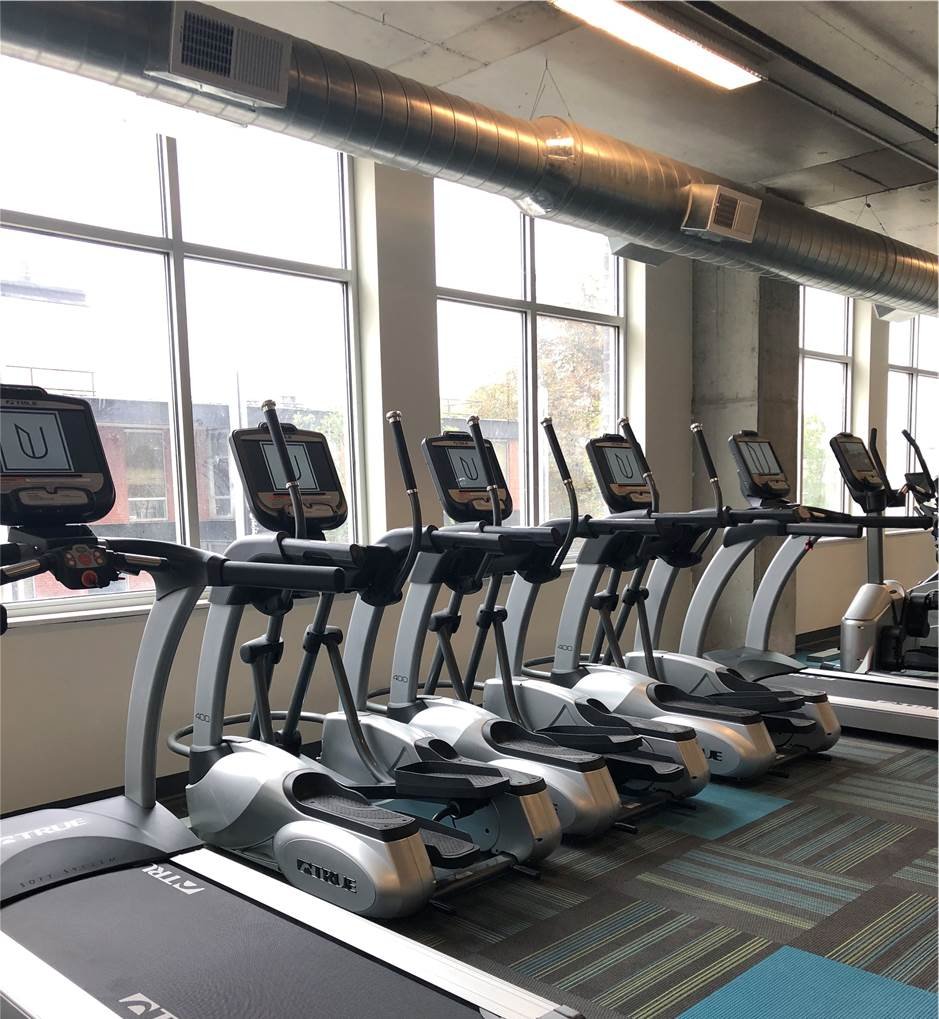 TRUEfitnesstech's tweet photo. Urbanite is defining #cityliving in downtown #Milwaukee. This residential #fitnesscenter is now equipped with #TrueFitness #cardio and the #AlpineRunner Incline Trainer! Tenants at #Urbanite can get a full #workout in while capturing the stunning elevated views of their city. https://t.co/F0idjkZDcZ