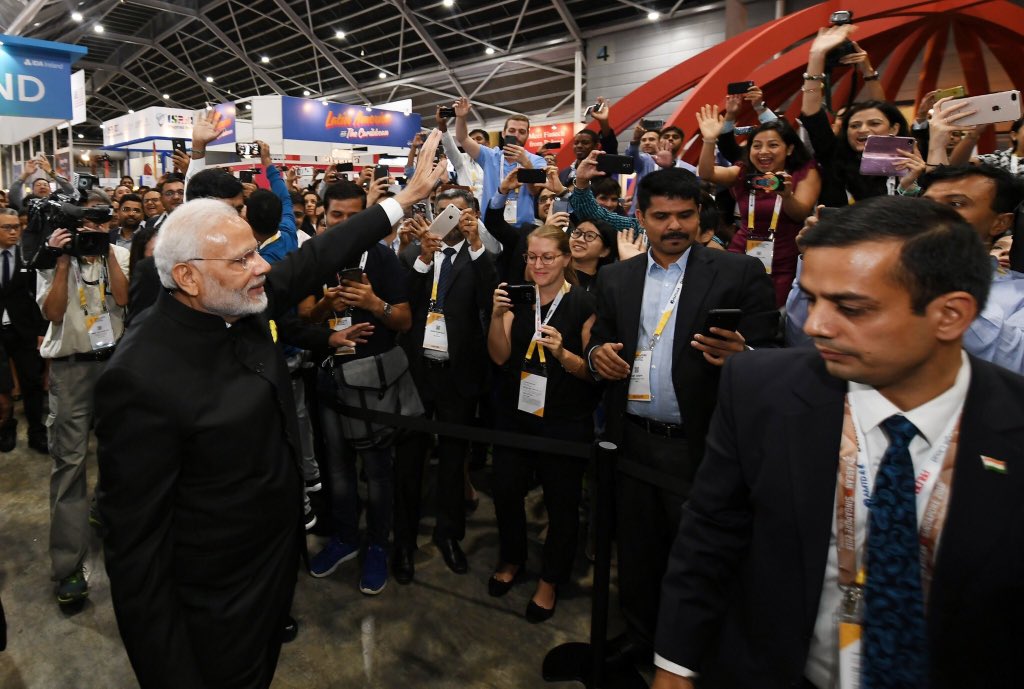 ManojGoelBJP's tweet photo. मोदी जी के रूप में भारत ने विश्व को एक सशक्त नेतृत्व वाला अन्तर्राष्ट्रीय राजनेता प्रदान किया है!
एक बार फिर पूरी दुनिया मां भारती के लाल का जलवा देख रही है। #ModiInSingapore #SingaporeFintechFestival https://t.co/bmKhzvUkif