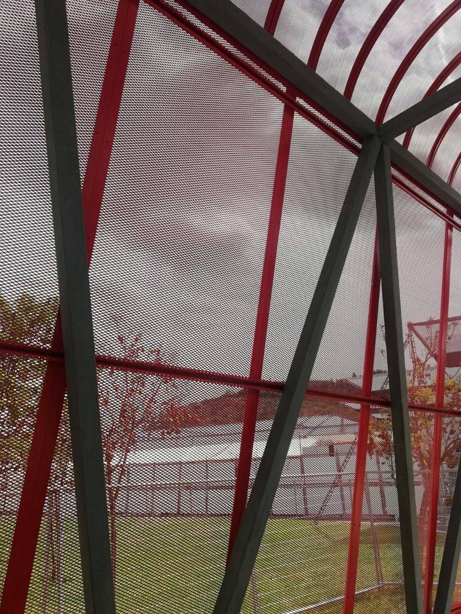 HDLatam's tweet photo. Hoy inaugura la Feria #BazarED en Vitacura. El Pabellón Rojo que da ingreso al predio fue diseñado con nuestro #MetalScreen en acero y metal desplegado, creando una estructura que genera una relación de transparencia y una atmósfera de levedad. Obra de Sarovic_Plaut Arquitectos https://t.co/oTDl5iCNPk