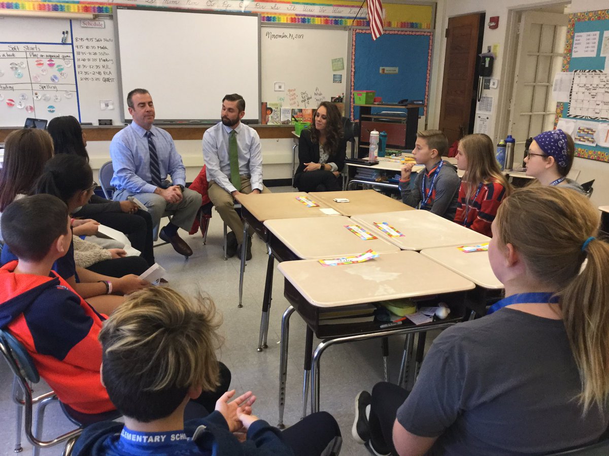 We had a special visit from <a href="/cbjjaffe/">𝙹𝚊𝚜𝚘𝚗 𝙹𝚊𝚏𝚏𝚎</a> and <a href="/CBlismith/">𝕃𝕚𝕟𝕕𝕤𝕒𝕪 𝕊𝕞𝕚𝕥𝕙</a> to talk about our iCougar work, technology jobs, and our new sixth grade computers!  We were thrilled to knight Mr. Jaffe as an honorary iCougar🐾