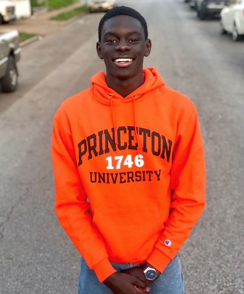 LEDA_Scholars's tweet photo. The #LEDAapplication is due in less than a month, so we want to motivate talented high school juniors with a preview of their #LEDAsummer!
Follow Co.13 #LEDAScholars Tamica, Saran, and Mouhamed on our Snapchat #LEDAScholarTakeover at @Princeton, and get your apps in by 12/10! https://t.co/mGk05Kvf1l