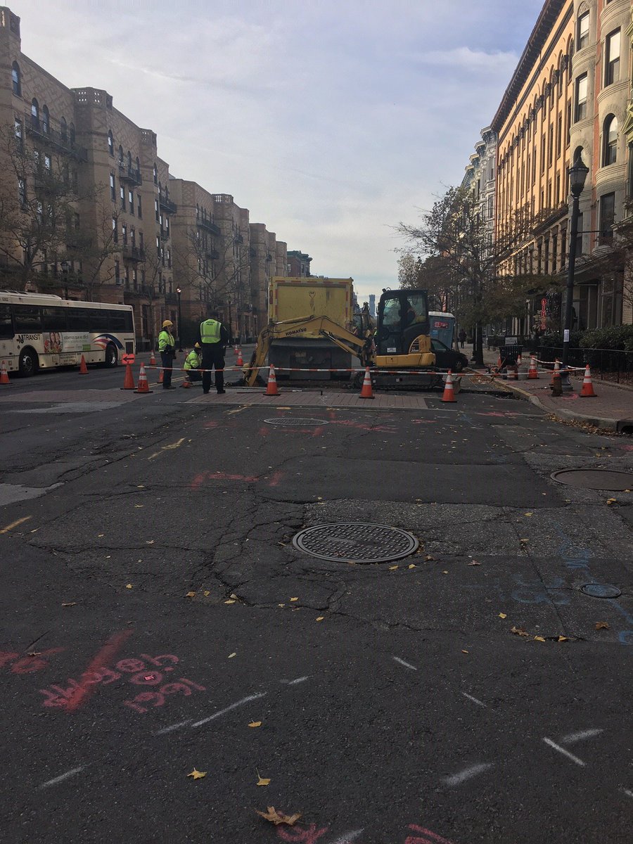 WashStProject's tweet image. Nov. 14 - Hydrant installation at 13th Street. Sidewalk, curb, and traffic signal work at 12th Street, with road closure from Bloomfield to Hudson. Drainage at 11th Street. Regulatory signage from 9th to 10th Street.