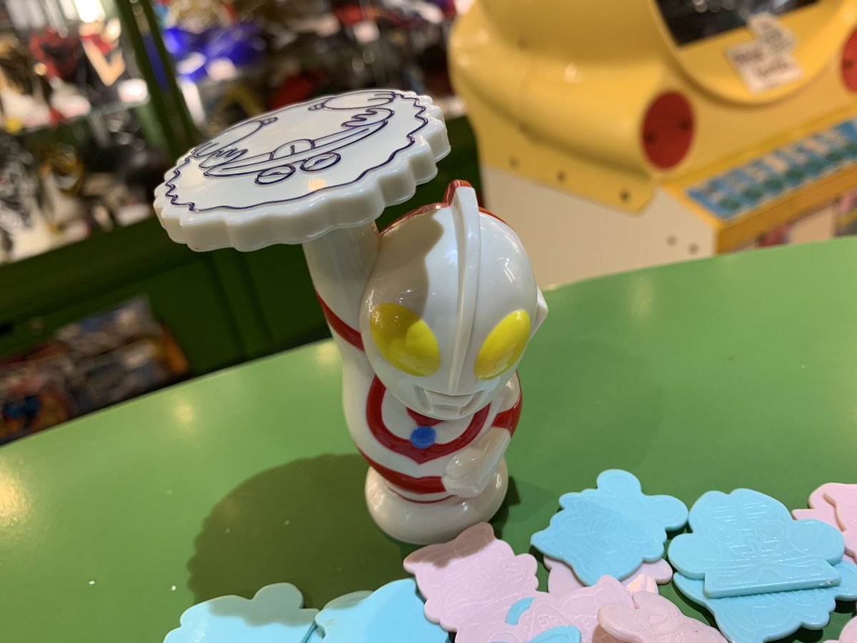트위터의 宮越館長 コンプrex編集部 님 ミムコ ウルトラマン チップオンチップス バランスゲームだぞ ウルトラマンのピグモントレーに バルタン星人 カネゴンプラを積むドキドキゲームなり デザインも可愛いね 箱裏イラストもファンシーとくれば 見逃せない 트위터의 宮越館長 コンプrex編集部 님 ミムコ ウルトラマン チップオンチップス バランスゲームだぞ ウルトラマンのピグモントレーに バルタン星人 カネゴンプラを積むドキドキゲームなり デザインも可愛いね 箱裏イラストもファンシーとくれば 見逃せない