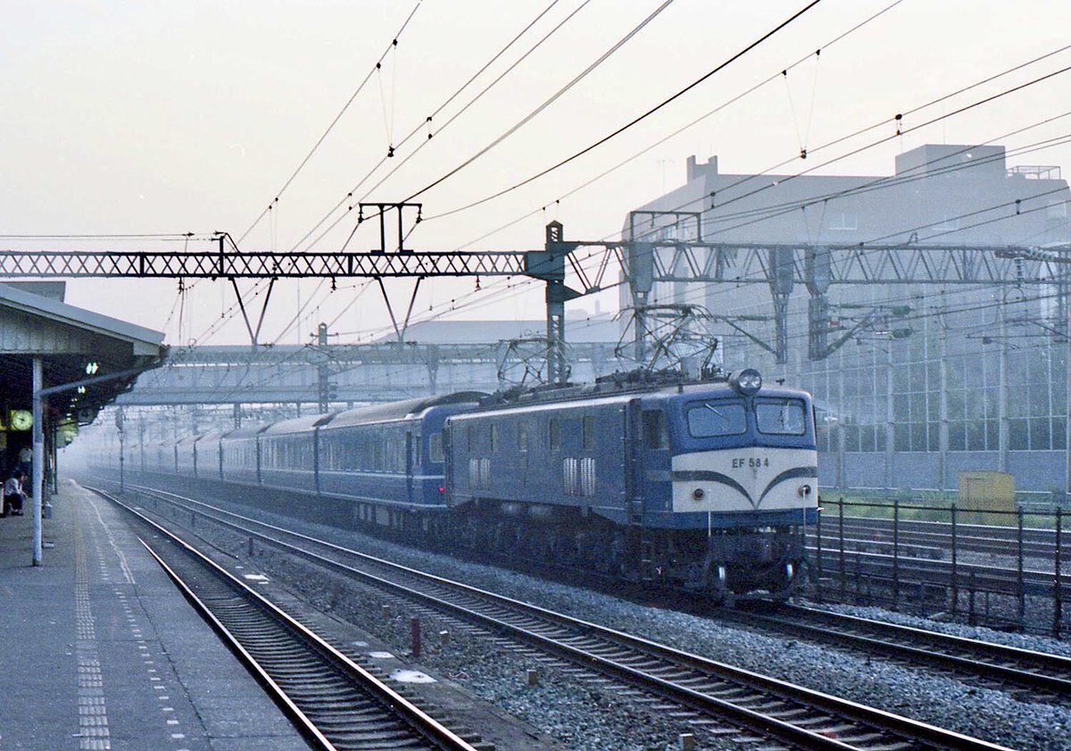 この頃、東京口で唯一見られたEF58牽引のブルトレ特急「いなば・紀伊