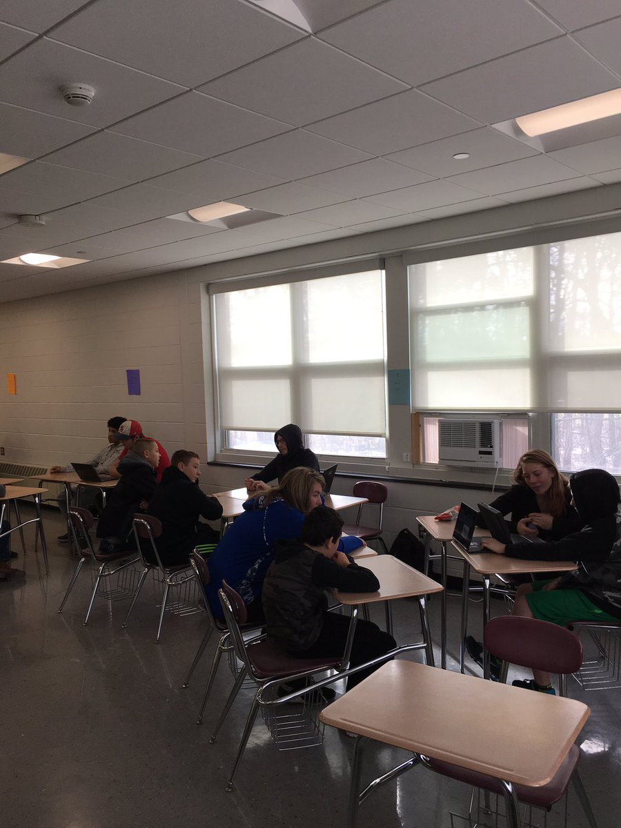 CaitWell63's tweet photo. @MapleHill_HS  @CapDistWP @ChrisMazura @thewritewerther @missfloody English 9/10 at the high school presenting their findings on school start time to middle school students! https://t.co/YpAyfw0H4E