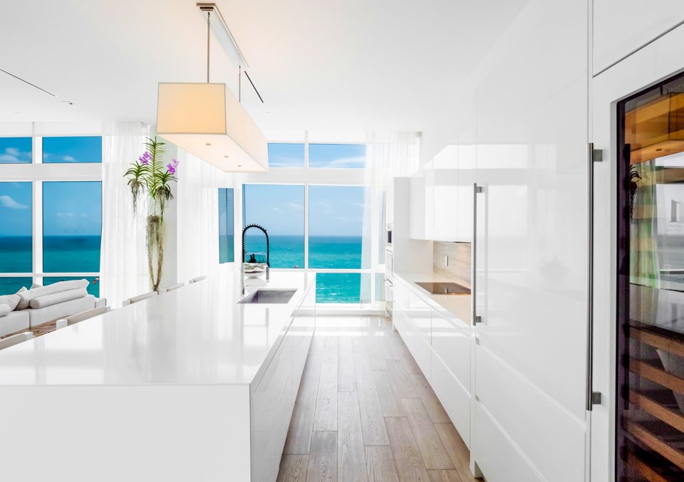 Custom designed by @Italkraft, every kitchen inside of 1 Homes South Beach showcases a unique twist on coastal contemporary style with bright white lacquer, limestone flooring and chrome accents. 

See more: bit.ly/2GTaY43
