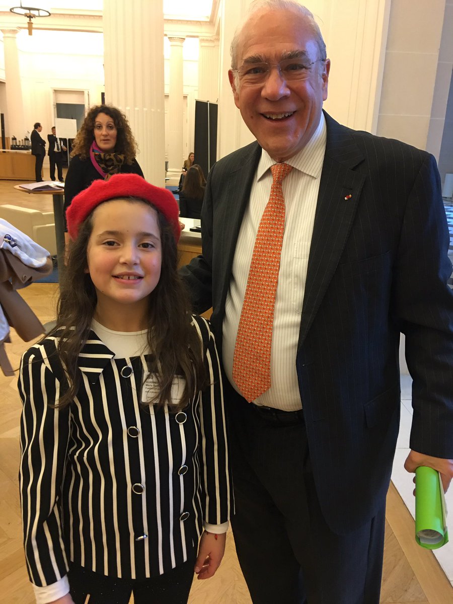 KarlaMawcinitt's tweet photo. #FelizMiércoles María Fernanda es la primera niña delegada del @Womens_Forum gracias a la iniciativa de nuestra presidenta @ChiaraCorazzaWF  quien reconoce la importancia de incluir nuevas generaciones para darles voz.Aquí con Chiara y nuestro anfitrión @A_Gurria en @OECDglobal https://t.co/ZOextqMeBY