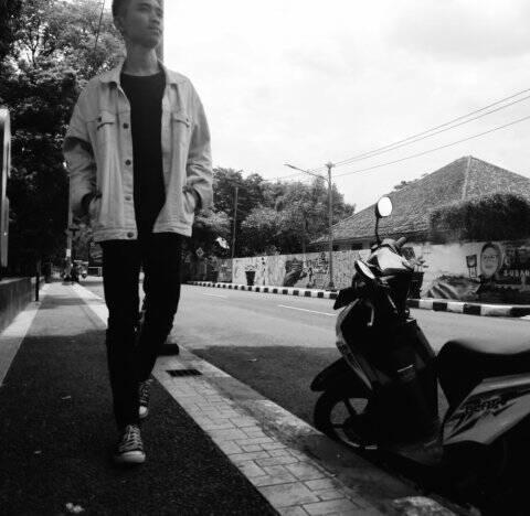 faishallabdlazz's tweet photo. Masih dengan situasi yg tak pernah berubah, sedangkan lelah sudah mulai  merambah, perjalanan jauh aku tempuh dengan sebuah harapan tapi  kenyataan selalu mengecewakan.. 😔
 "Hanya org yang paling dekat denganku yg mengerti arti tulisan ini" https://t.co/T8CxWf6vqh