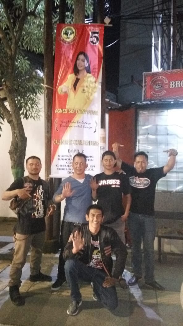 balad_agnes's tweet photo. Pemasangan banner di kec. Sumur Bandung.. Partai Berkarya coblos nomer 5🙏🏻 https://t.co/EFtWjQqcf3