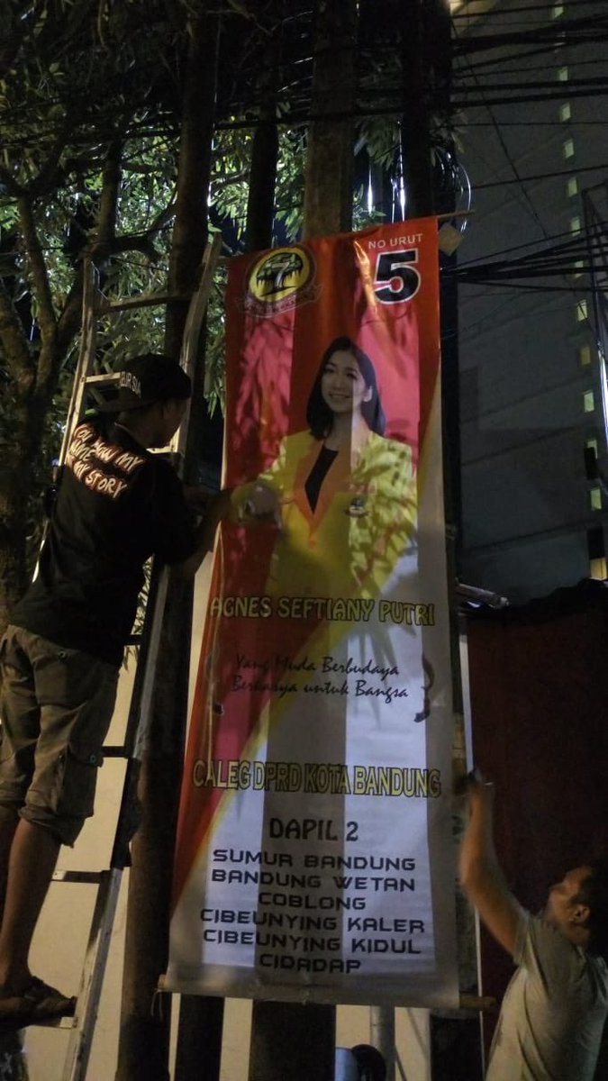 balad_agnes's tweet photo. Pemasangan banner di kec. Sumur Bandung.. Partai Berkarya coblos nomer 5🙏🏻 https://t.co/EFtWjQqcf3
